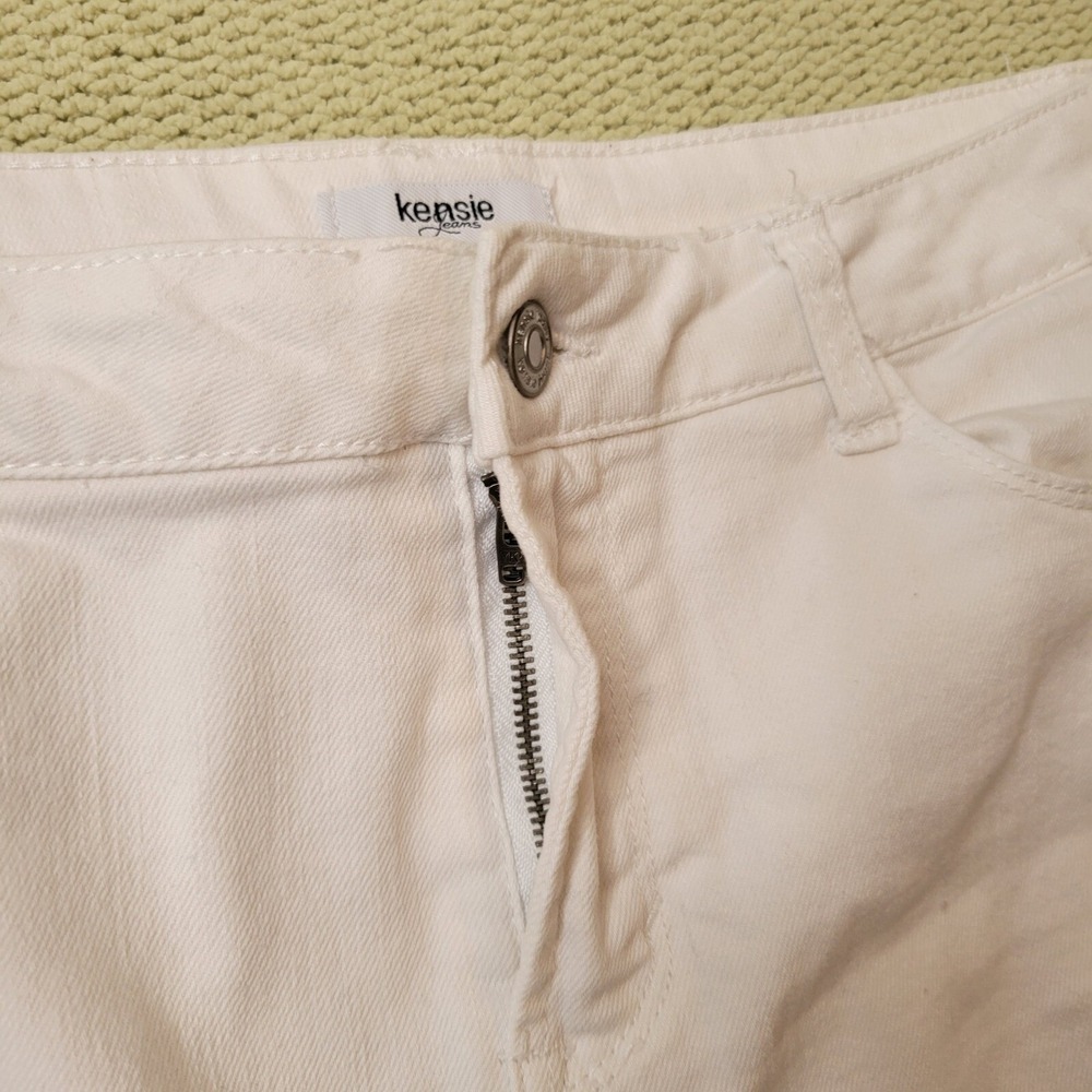 White Floral Embroidered Denim Jean Shorts Size 10/30 Raw Hem Coquette Feminine - Picture 12 of 14